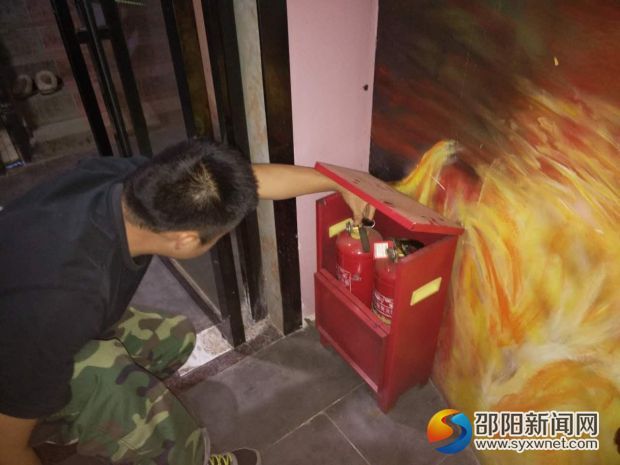 检查组人员正在检查消防设施