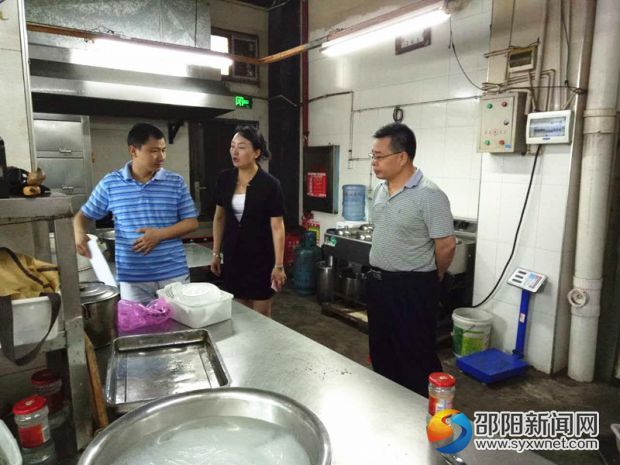 工作人员检查酒店厨房卫生安全状况_副本