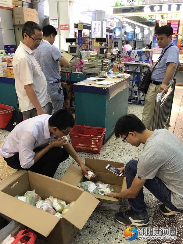 工作人员检查超市食品安全_副本