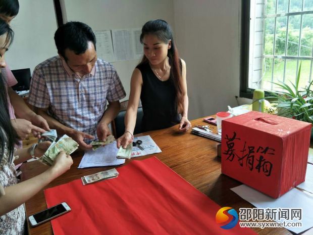 乡计生办工作人员核对&ldquo;小善举大爱心&rdquo;募捐善款数据现场