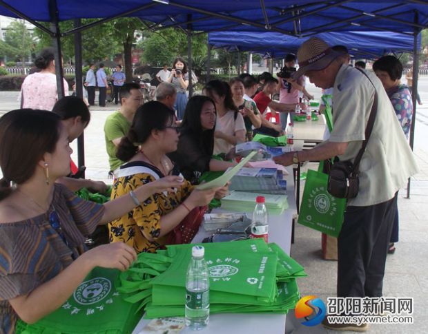 为群众免费发放宣传资料
