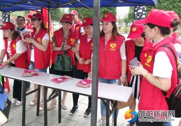 环保志愿者在宣传爱护环境