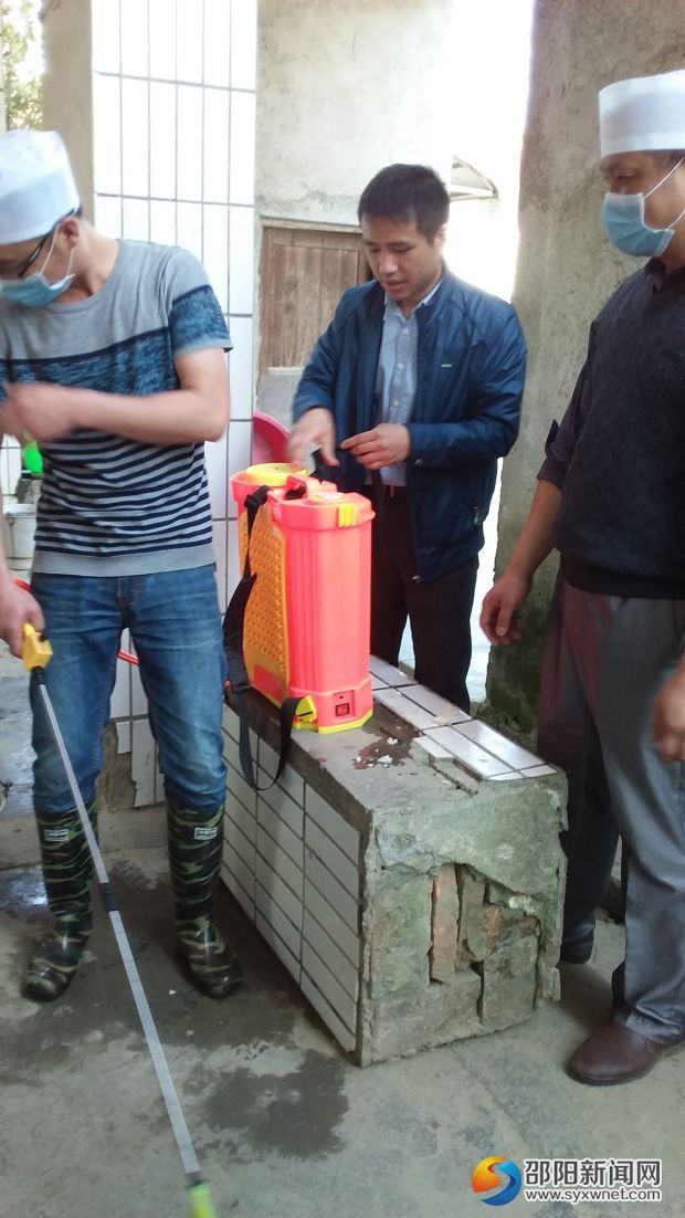 邓老师正在调杆,准备去教室喷洒消毒药物