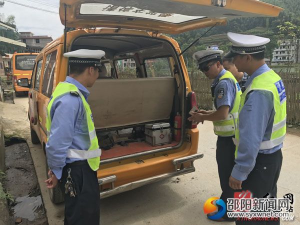检查车辆消防安全设备配置情况