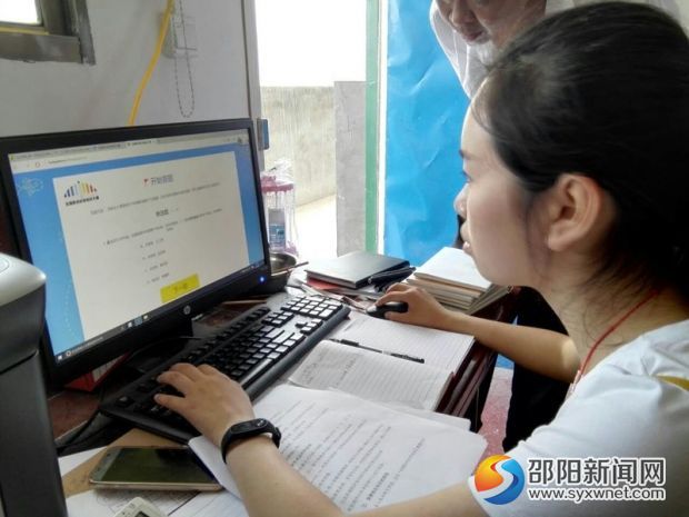 教师认真答题