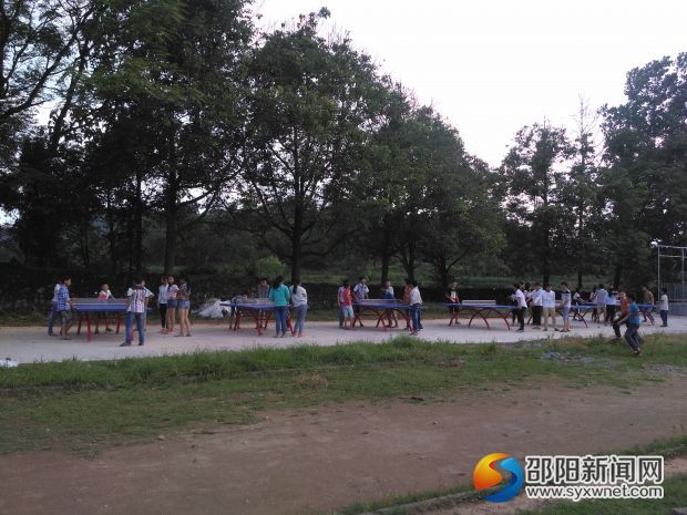 学生迫不及待的体验新球桌