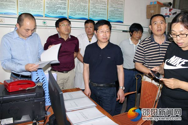 调研组在白仓镇卫生院调研