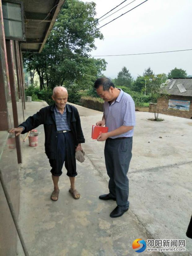 市供销总社监事会主任唐怡胜走访、慰问“穷亲”李永业