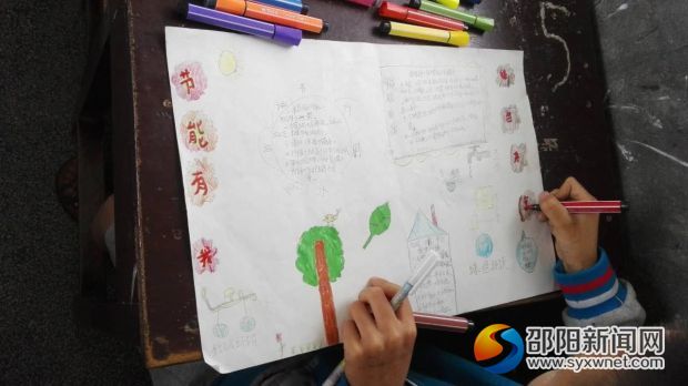 学生认真涂写手抄报