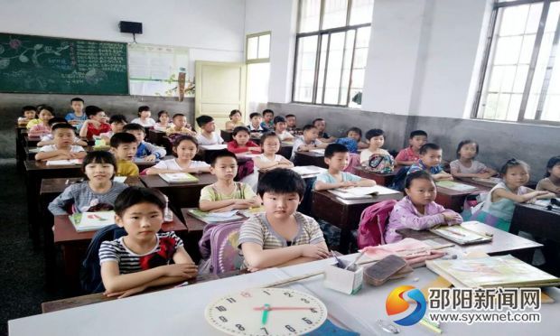 学生在认真学习节能知识