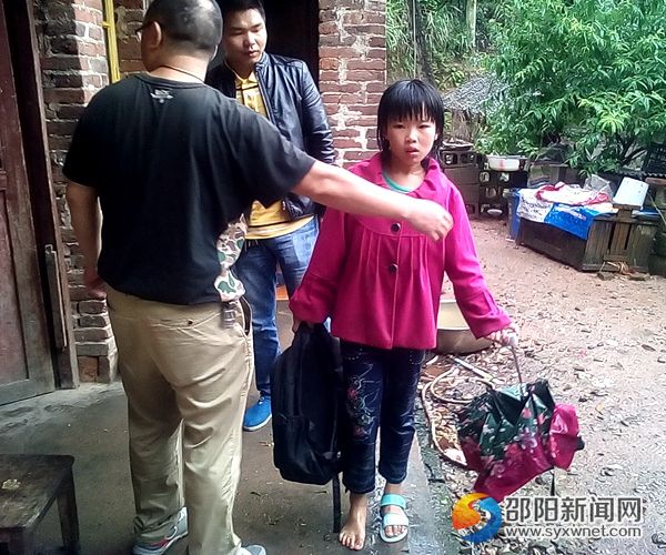 匡楚娟提着湿漉漉的书包,只穿着一只鞋子回到家