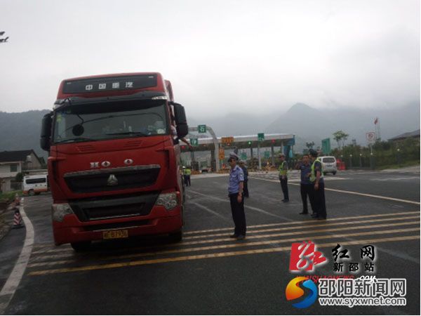 县治超办、高速路政开展联合治超