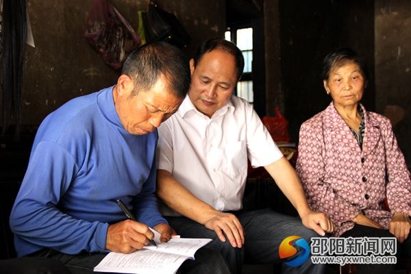 袁景甫与贫困户谈心谈话了解情况