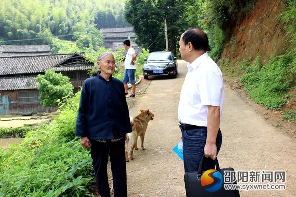 袁景甫与脱贫户谈话了解其生活状况