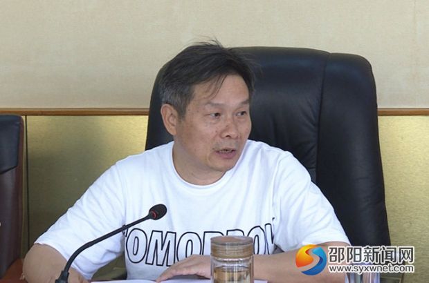 邵阳县人大常委会党组书记、主任刘长明主持会议并提出学习要求