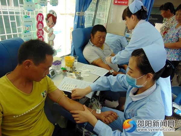 图为献血登记现场2