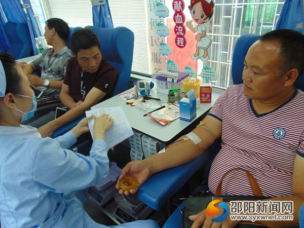 图为入党积极分子无偿献血