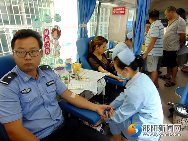图为献血现场
