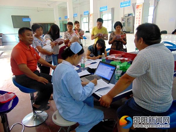 图为献血登记现场