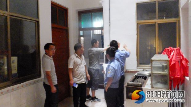 检查人员在检查网吧消防通道
