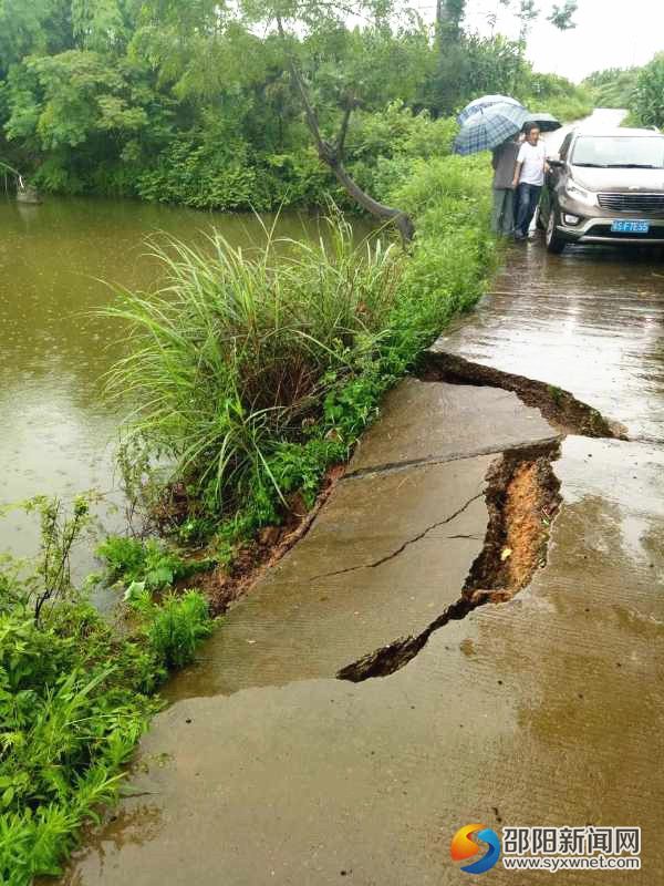 邵阳县塘渡口镇干部现场处置海棠村道路垮塌险情