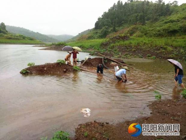 邵阳县塘渡口镇镇村干部冒雨抢修防汛设备