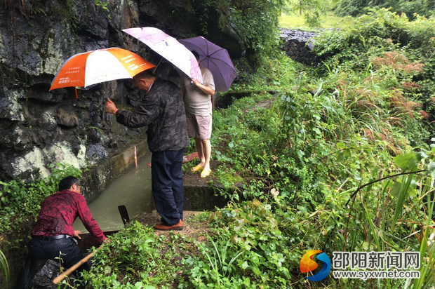 图为红旗站工作人员在泄水分流 图片提供:李冬