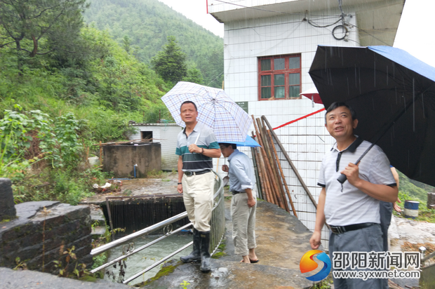 图为局督导组在红旗云里坳分水闸检查闸门运行情况