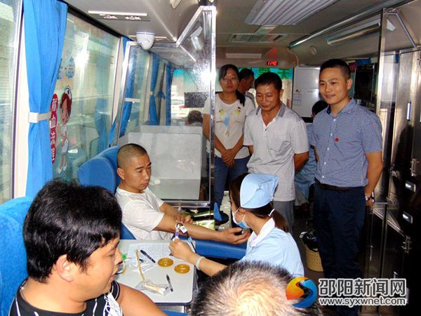 图为镇党委副书记（右一）带领卫计、组织负责人看望献血人员也