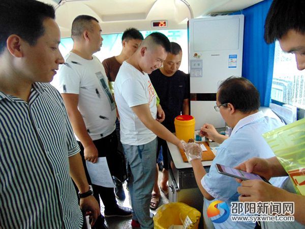图为验血现场