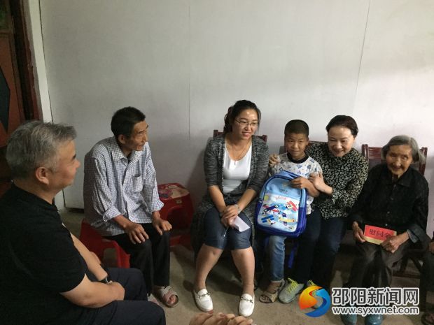 姜欣和家宝一家人及爱心妈妈留影