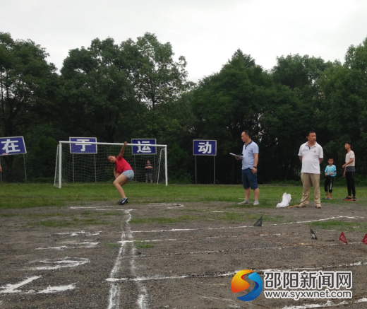 黄飞同学正在投掷铅球