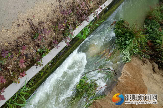 图为山体滑坡造成渠道严重淤塞