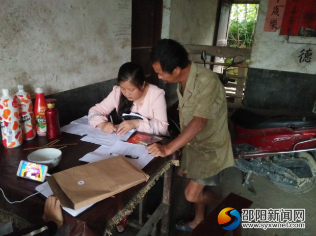 邹慧兰老师正在帮助贫困户制订脱贫计划