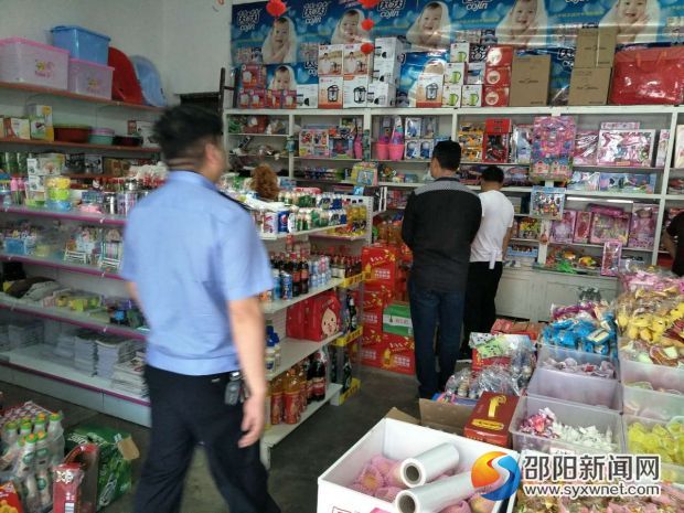 工作人员在商店检查