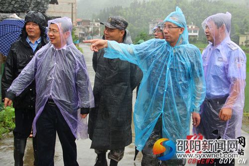 县领导现场指挥模拟救援。