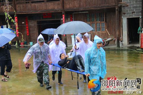 模拟抢救受灾伤员(一)。