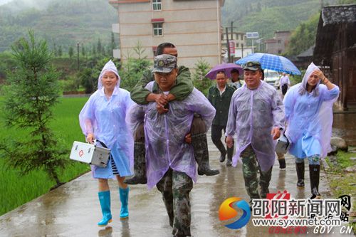 模拟抢救受灾伤员(二)。