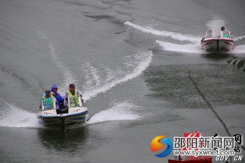 模拟水上救援(一)。