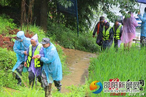 模拟水上救援(二)。