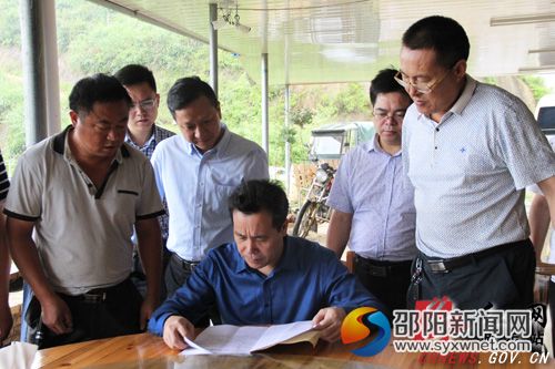 2市委常委、市纪委书记邓广雁查阅水库汛期值班记录