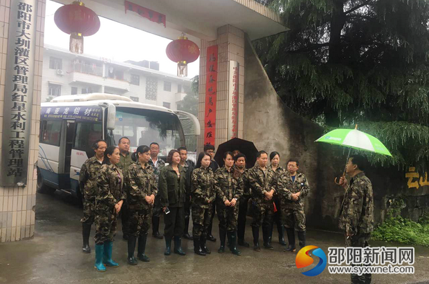 图为该站共产党员先锋队紧急集合投入防汛抢险