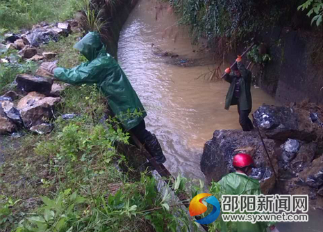 图为该站共产党员在清理山体滑坡石块