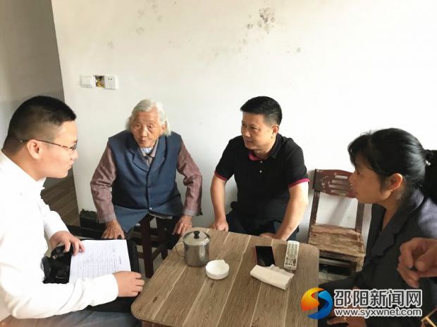 刘凯涛(左三)一行看望慰问双杏村85岁困难老党员向开妹(左二)