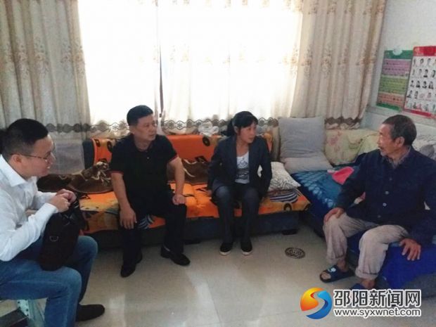 刘凯涛(左二)一行看望慰问88岁老党员蒋希球(右一)