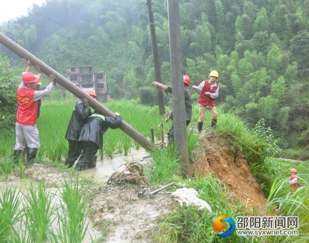 雨中抢修立杆