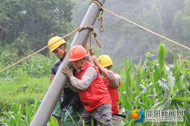 雨中抢修现场