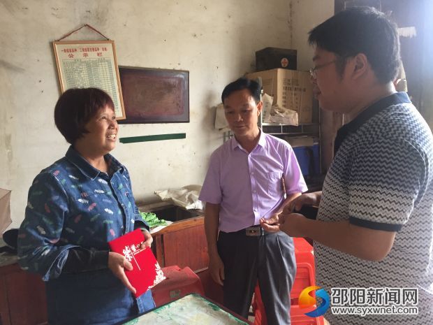 该镇离任村干部接过荣誉离任纪念证书满面笑容