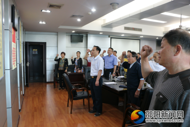 图为 县委副书记、县长杨博理带领重温入党誓词