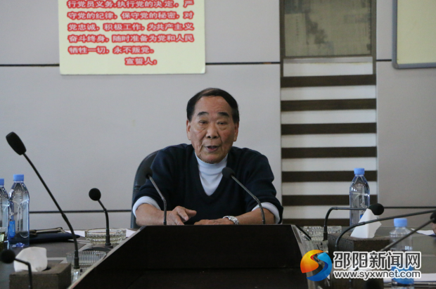 图为原南山牧场党委书记、场长石崇斌深情上党课